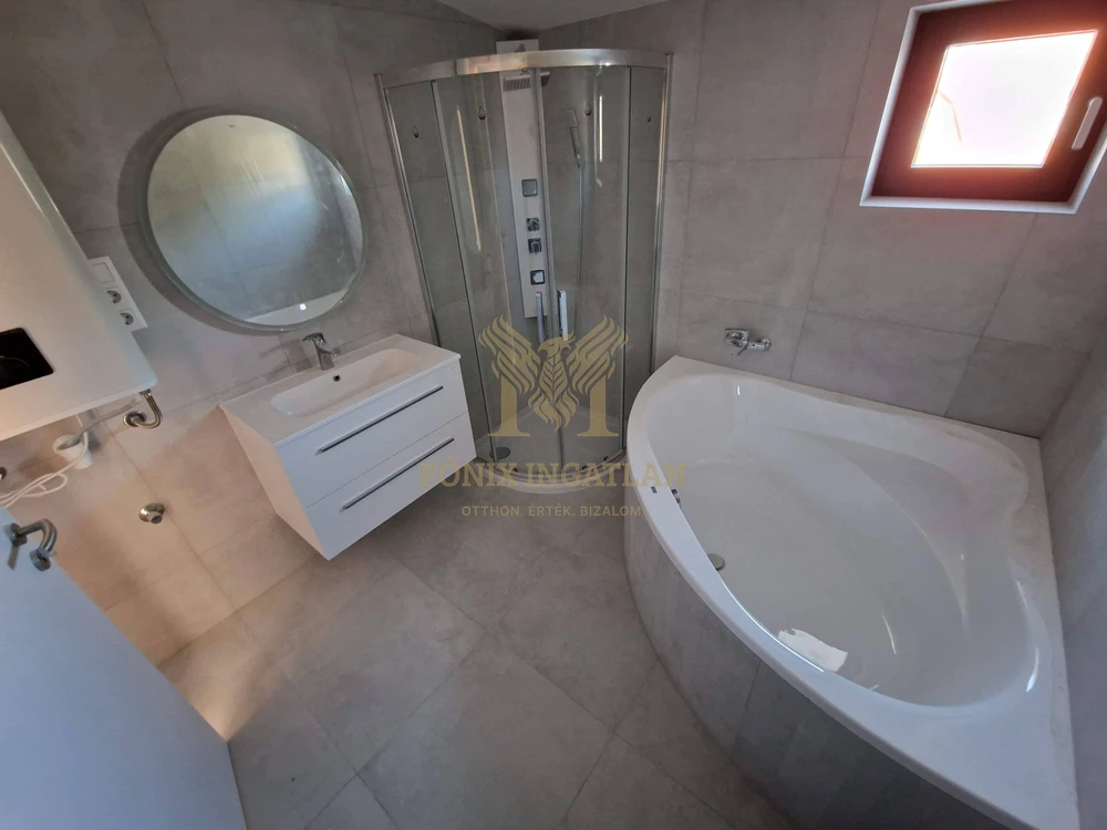 LUXUS PENTHOUSE ÓRIÁSTERASSZAL FONYÓDON – ÚJ ÉPÍTÉS, AZONNAL KÖLTÖZHETŐ!