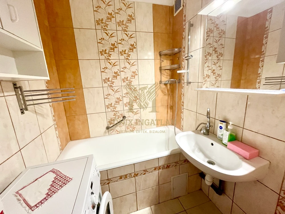 Tágas, erkélyes 3 szobás lakás eladó Debrecen-Újkertben – kiváló befektetés!