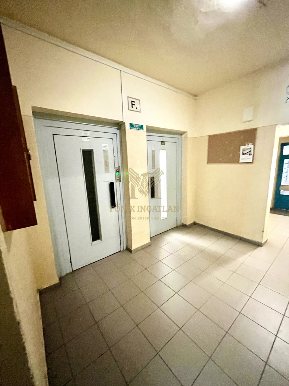 Tágas, erkélyes 3 szobás lakás eladó Debrecen-Újkertben – kiváló befektetés!
