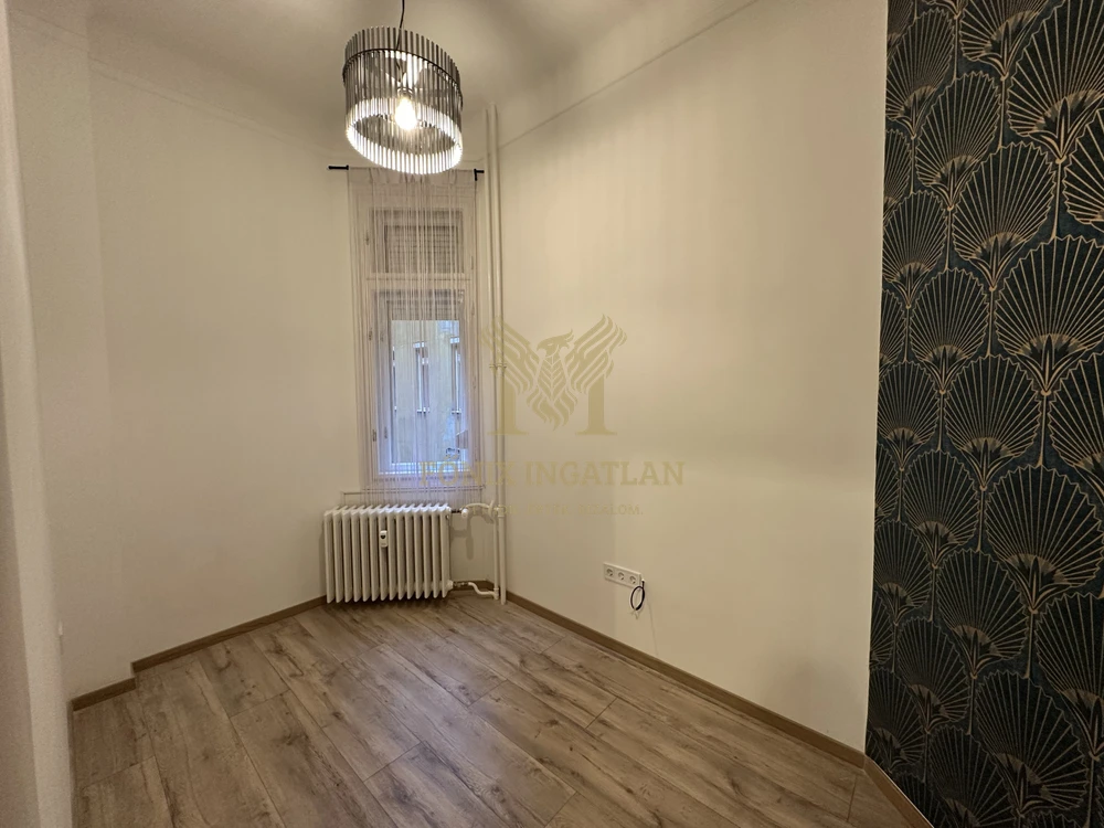 Belvárosi nyugalom a Károly körúton udvari parkolóval