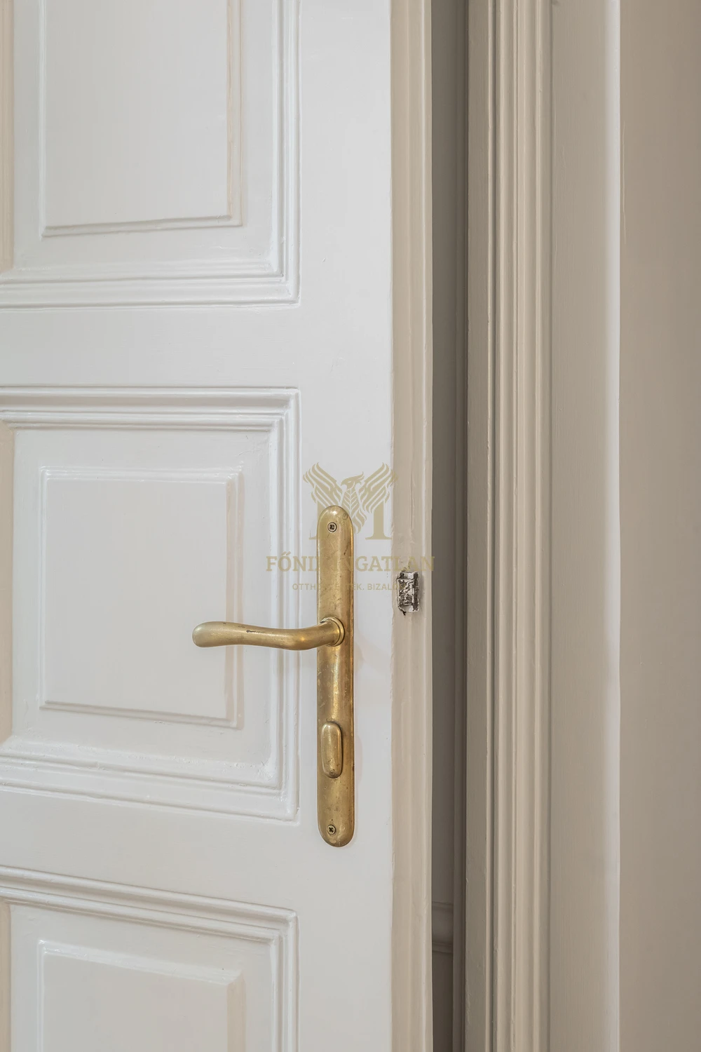 LUXUS, ELEGANCIA ÉS NAGYPOLGÁRI ÉLETÉRZÉS – EGY KARNYÚJTÁSNYIRA AZ ANDRÁSSY ÚTTÓL!