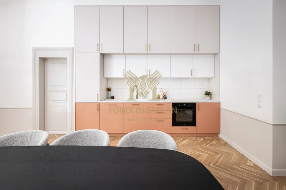 LUXUS, ELEGANCIA ÉS NAGYPOLGÁRI ÉLETÉRZÉS – EGY KARNYÚJTÁSNYIRA AZ ANDRÁSSY ÚTTÓL!