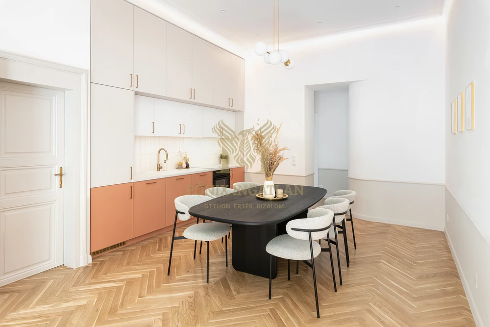 LUXUS, ELEGANCIA ÉS NAGYPOLGÁRI ÉLETÉRZÉS – EGY KARNYÚJTÁSNYIRA AZ ANDRÁSSY ÚTTÓL!