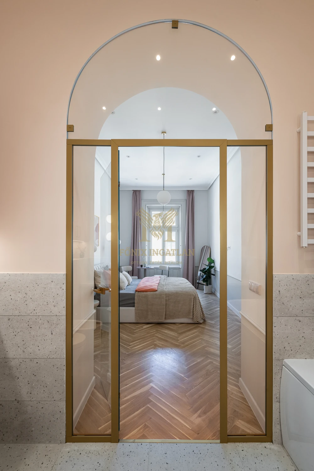LUXUS, ELEGANCIA ÉS NAGYPOLGÁRI ÉLETÉRZÉS – EGY KARNYÚJTÁSNYIRA AZ ANDRÁSSY ÚTTÓL!