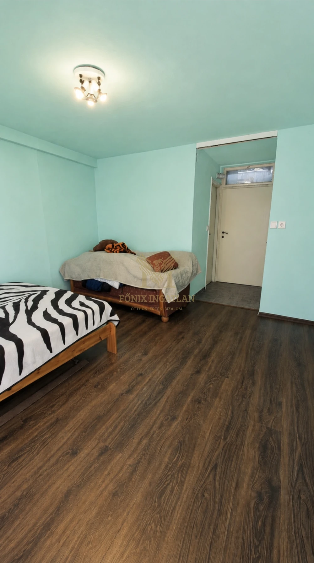 Balatonlellén, a Szent István úton eladó 20 m²-es nyaraló!