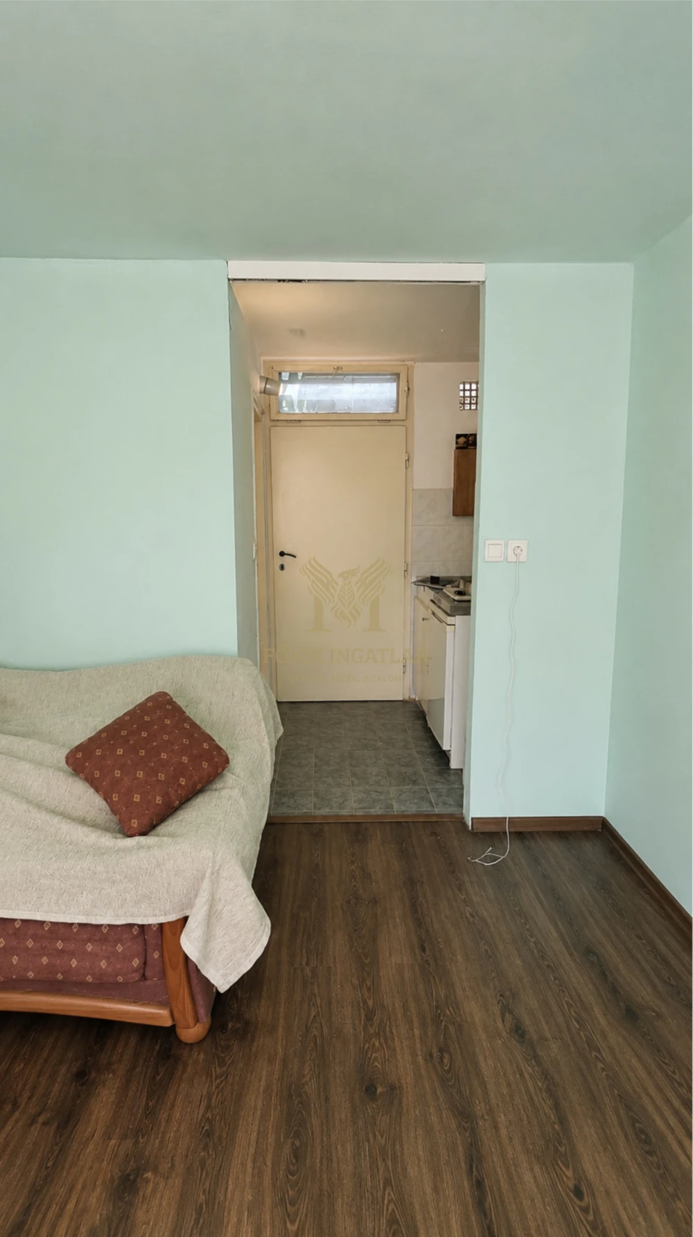 Balatonlellén, a Szent István úton eladó 20 m²-es nyaraló!