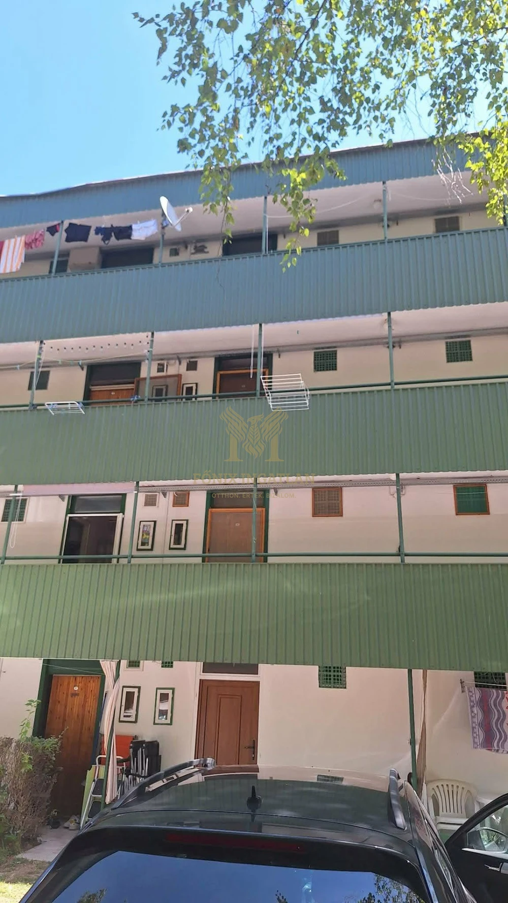 Balatonlellén, a Szent István úton eladó 20 m²-es nyaraló!